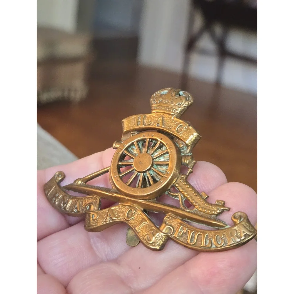 British Army Honourable Artillery Company (HAC) Cap Badge Pin ARMA PACIS FULCRA